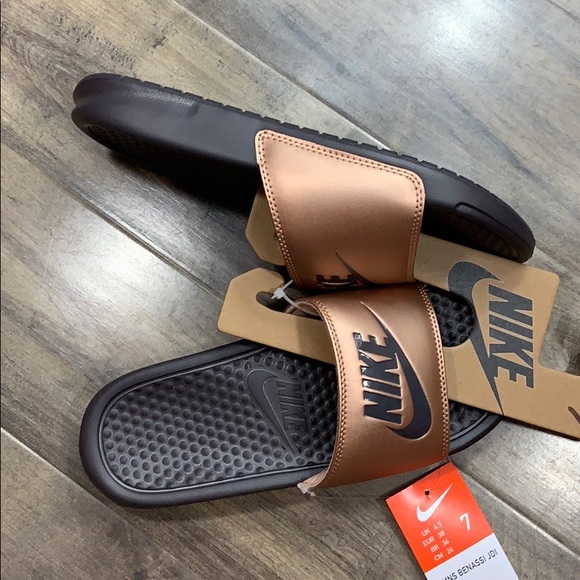NIKE WMNS BENASSI JDI MTLC RED BRONZE/THUNDER GREY - Picture 2 of 16